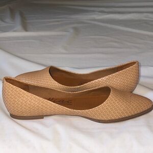 Zodiac camel colored women's flats size 7